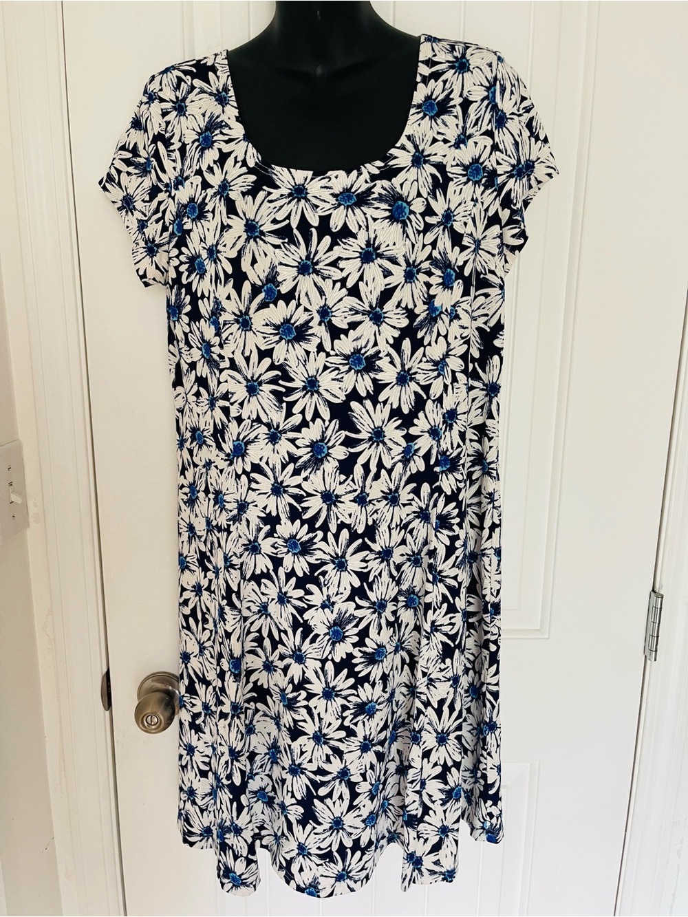 Tricotto black and White Floral Scoop Neck Midi Dress with Blue Centers